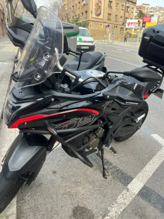 Moto Voge 300DS Negra y Roja