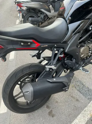 Moto Voge 300DS Negra y Roja