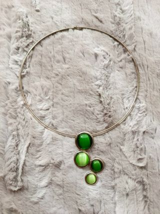 Gargantilla plateada con piedras verdes