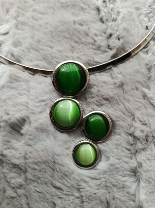 Gargantilla plateada con piedras verdes