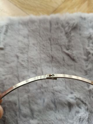 Gargantilla plateada con piedras verdes