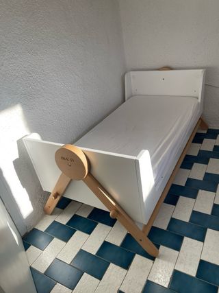 Cuna convertible blanca y madera