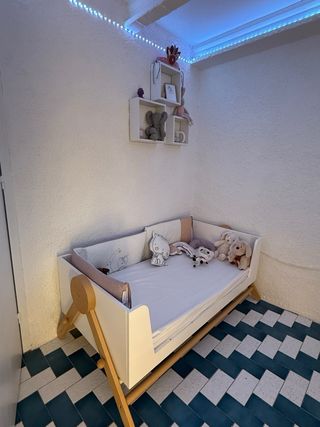 Cuna convertible blanca y madera