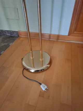 Lámpara de pie dorada y transparente