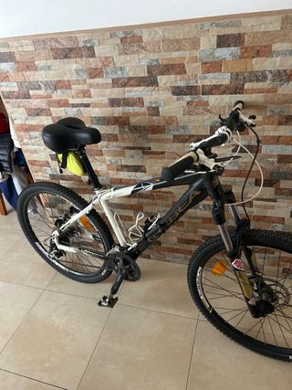 Bicicleta Orbea con todos sus accesorios