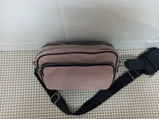 Bolso bandolera Parfois nylon rosa y negro
