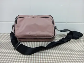 Bolso bandolera Parfois nylon rosa y negro