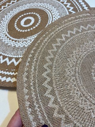 Bajoplatos de rafia con diseño tribal