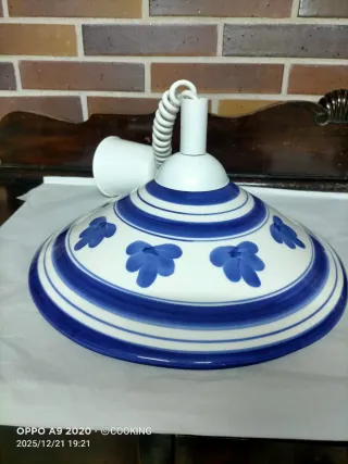Lámpara cerámica azul y blanca