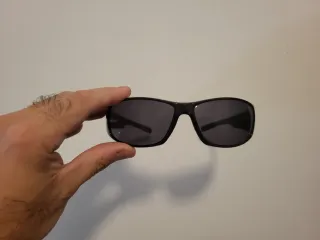 Gafas de sol negras y grises