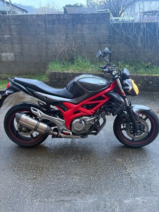 Suzuki Gladius 650 Naked Roja Negra