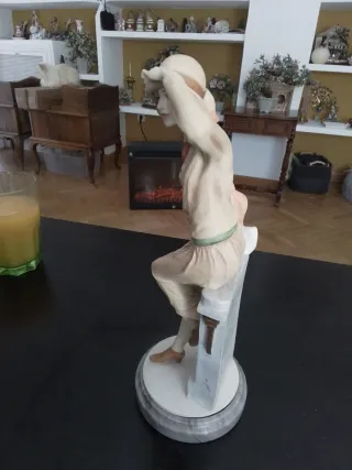 Figura porcelana Royal Doulton mujer. Suzanne.