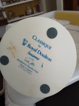 Figura porcelana Royal Doulton mujer. Suzanne.