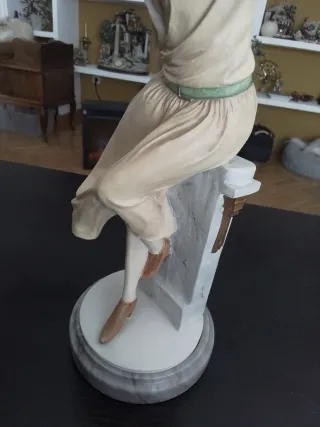 Figura porcelana Royal Doulton mujer. Suzanne.