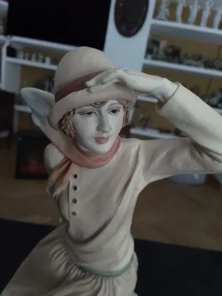 Figura porcelana Royal Doulton mujer. Suzanne.