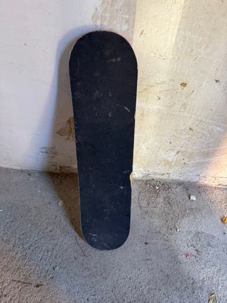 Patinete negro con ruedas verdes