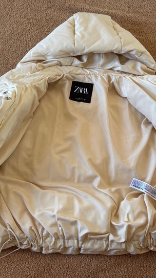 Cazadora corta acolchada Zara beige