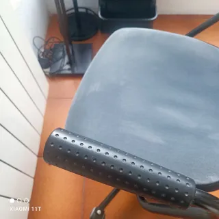 Silla de oficina gris y negra