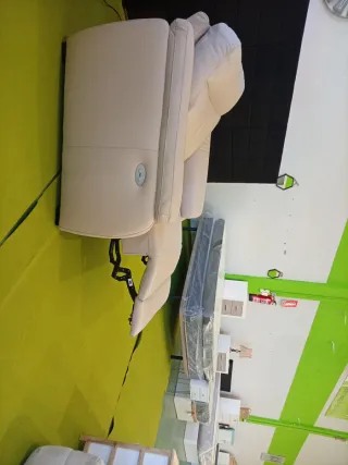 Sofá reclinable de piel eléctrico.