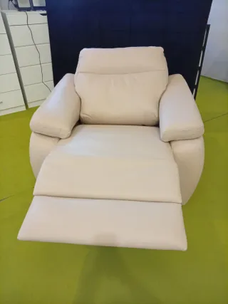 Sofá reclinable de piel eléctrico.