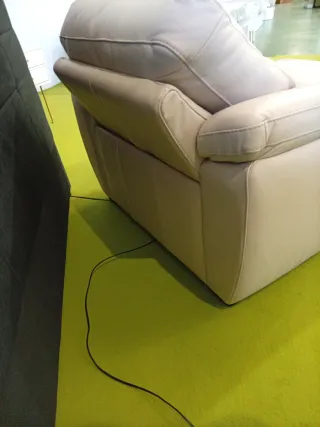Sofá reclinable de piel eléctrico.