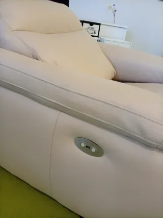 Sofá reclinable de piel eléctrico.