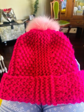 Gorro de lana rosa con pompón