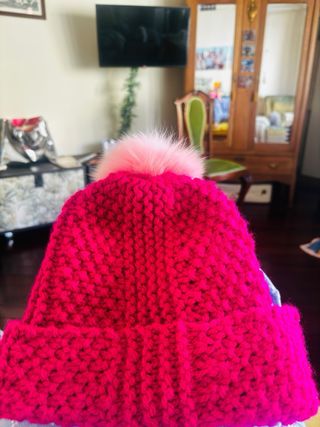 Gorro de lana rosa con pompón