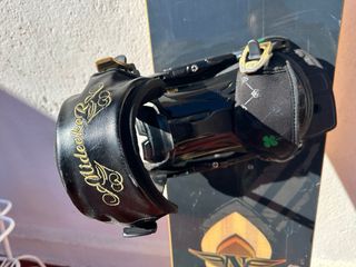 Tavole da snowboard con attacchi