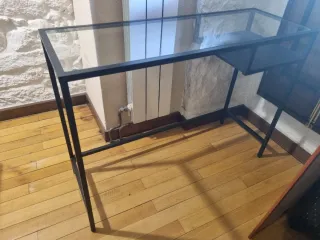 URGE: Escritorio IKEA VITTSJÖ cristal y metal negr