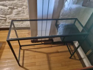 URGE: Escritorio IKEA VITTSJÖ cristal y metal negr