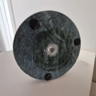 Colgador de joyas con base de mármol