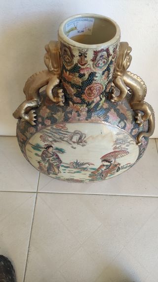 Jarrón de cerámica con dragones y figuras