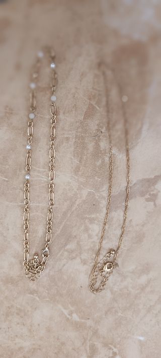 Collar dorado con perlas