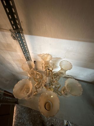 Lámpara de pared antigua dorada