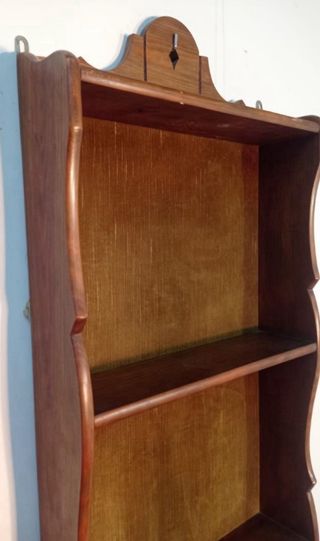 Pareja de estanterías de colgar.