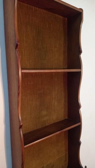 Pareja de estanterías de colgar.