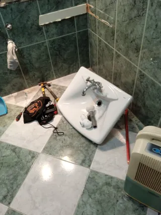 Lavabo cuadrado con grifos retro