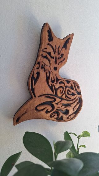 Volpe in legno traforato a mano. 14x16x0,7 cm.