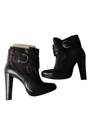 Botas de tacón negras de piel con hebilla