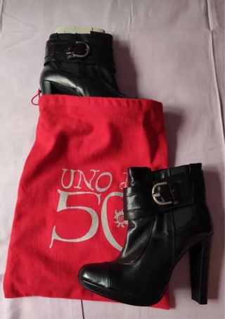 Botas de tacón negras de piel con hebilla