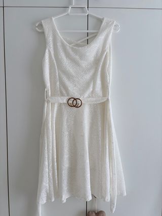 Vestido blanco corto con cinturón