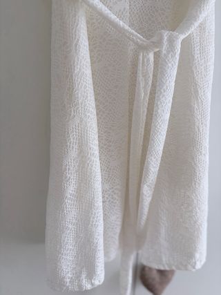 Vestido blanco corto con cinturón