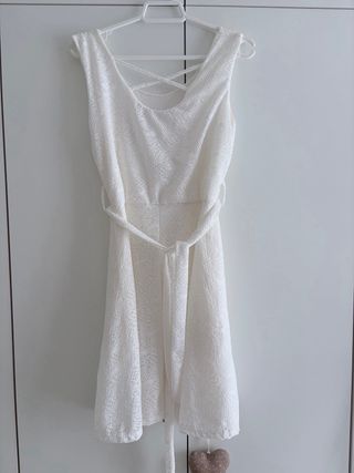 Vestido blanco corto con cinturón