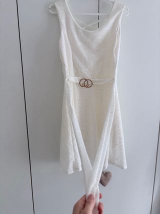 Vestido blanco corto con cinturón
