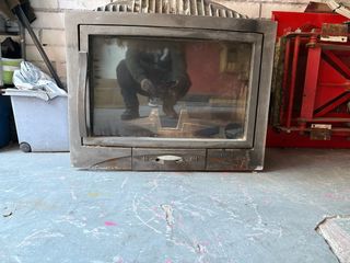 Hogar de chimenea de metal y cristal