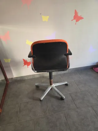 Silla giratoria naranja