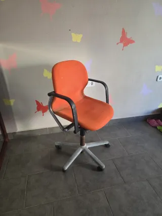 Silla giratoria naranja