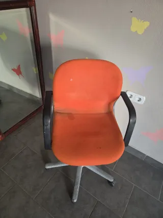 Silla giratoria naranja