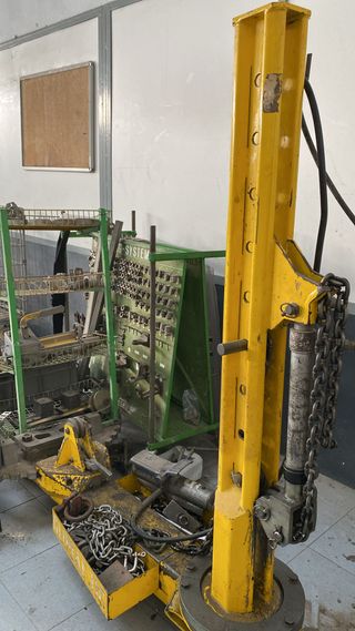 Bancada GLOBALJIG con útiles y torre hidráulica